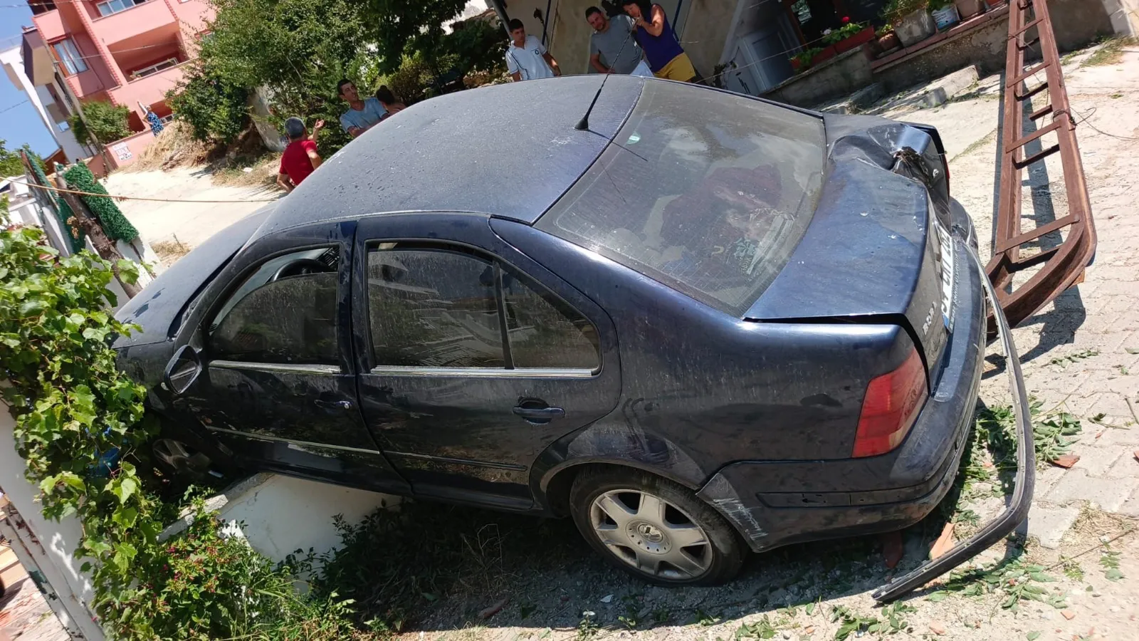 Erikli'de kontrolden çıkan araç balkona daldı