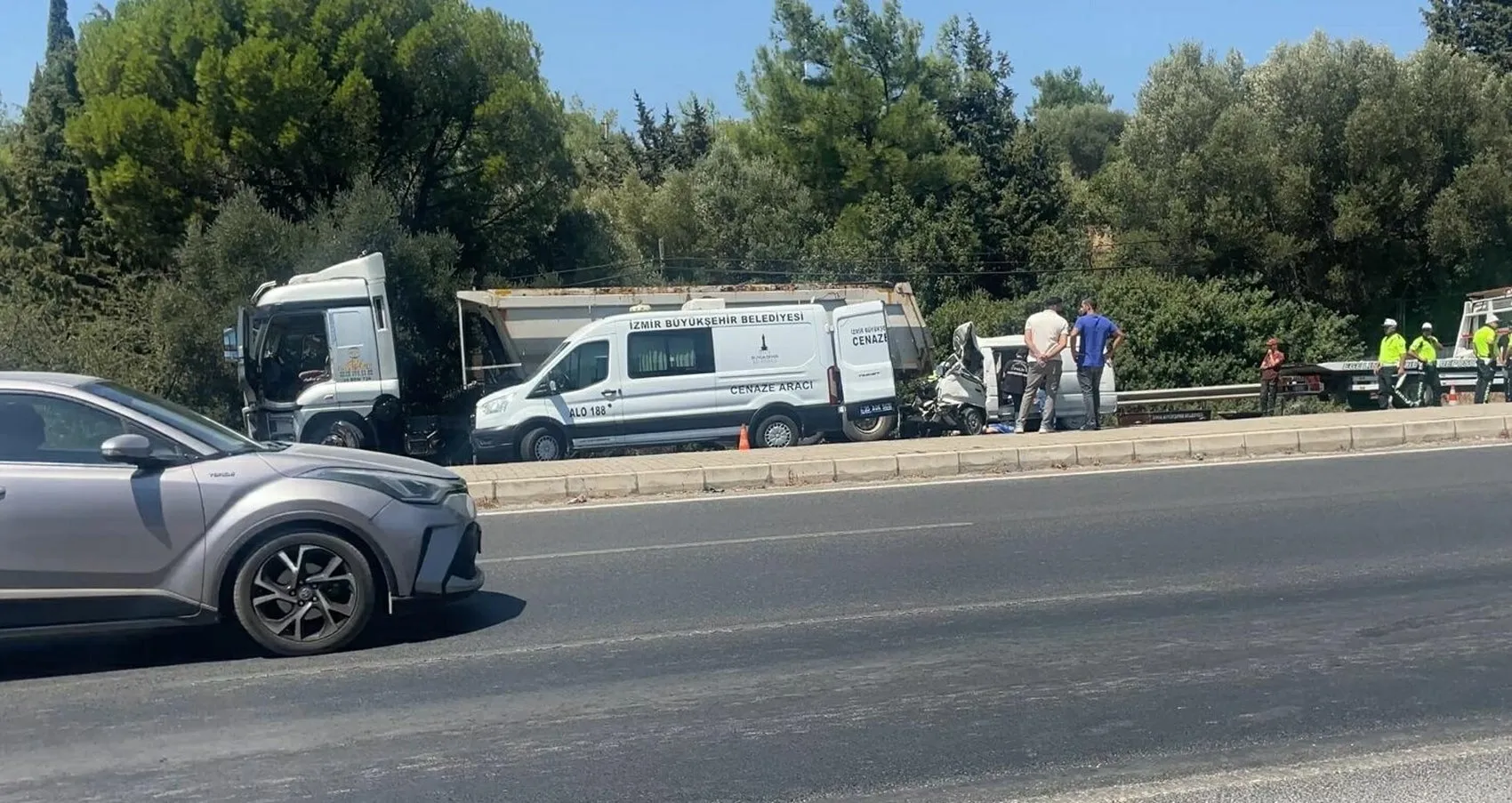 İzmir'de Öğle Saatlerinde Feci Kaza Minibüs TIR'a Arkadan Çarptı, Sürücü Hayatını Kaybetti