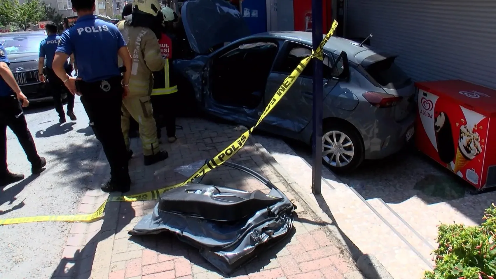 Motokurye kazada yaralanan sürücünün çocuğunu kucağından indirmedi