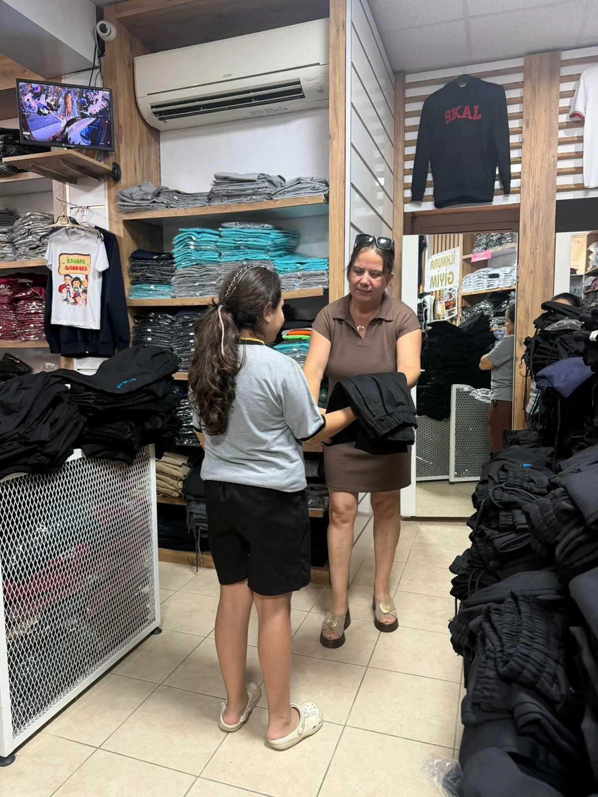 Bornova'da bir iyilik elçisi: 10 yıldır çocukların eğitim umudu oluyor