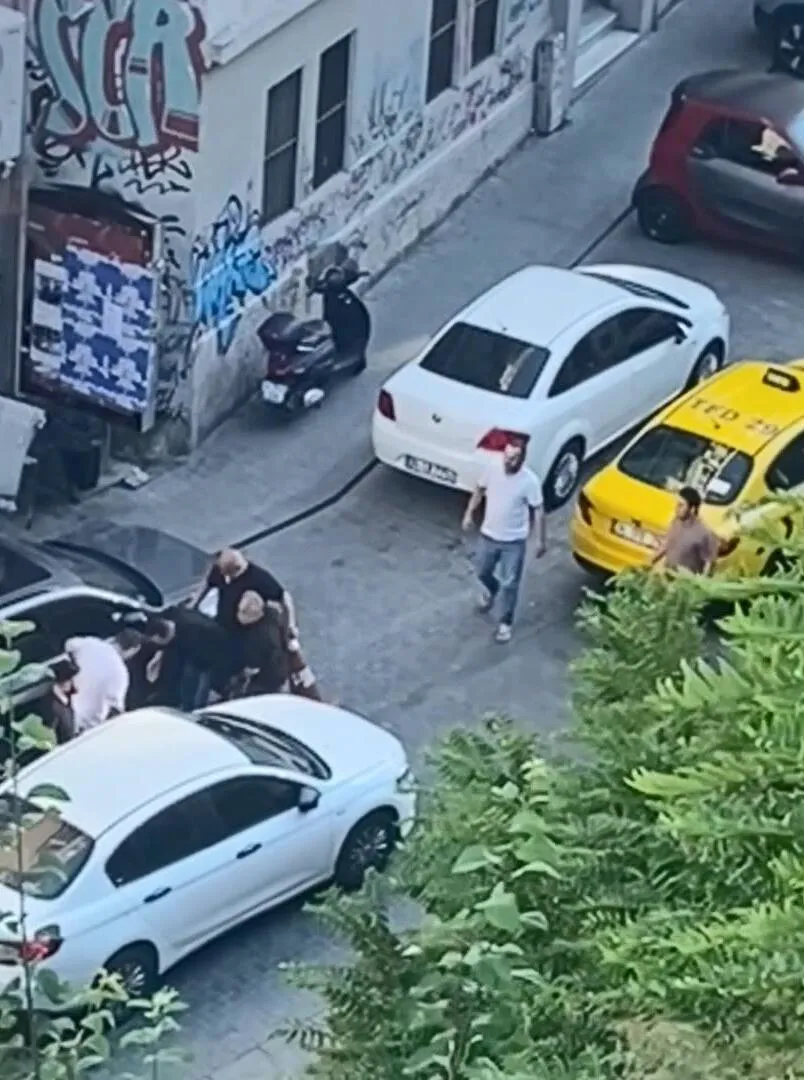 Beyoğlu'nda yarı çıplak saldırgan trafikte dehşet saçtı