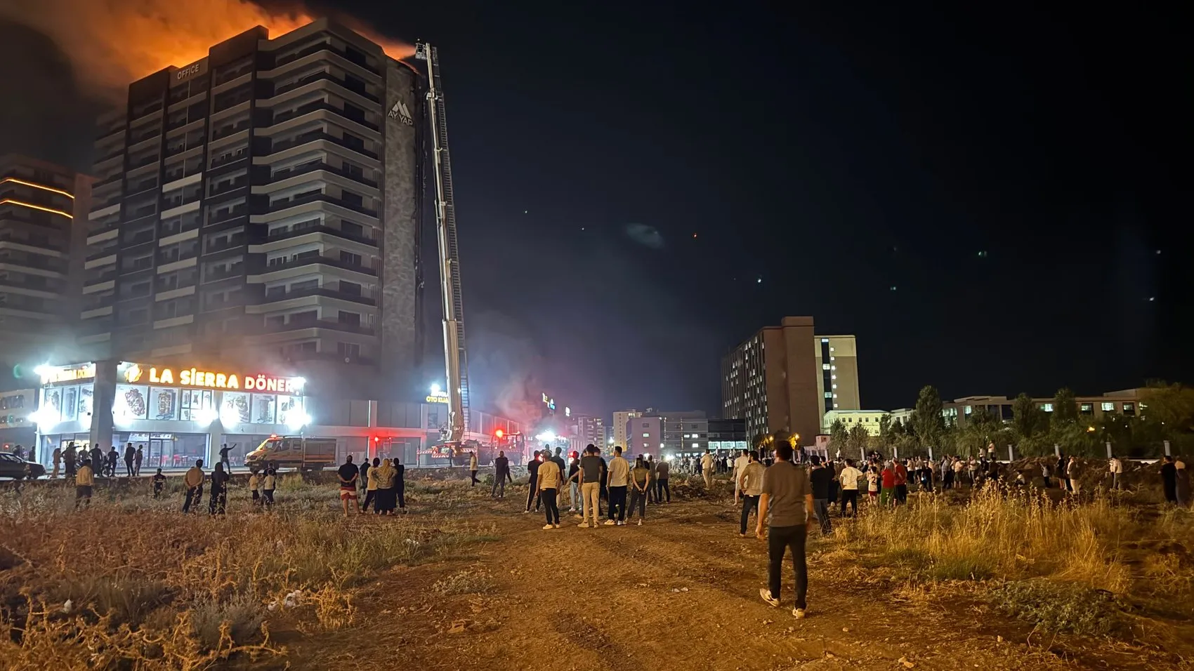 Plazanın dış cephesi alev aldı, yangın çatıya sıçradı