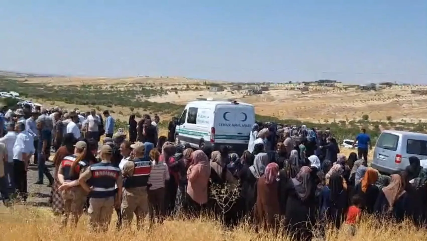 Şanlıurfa yolunda kiralık araçla kaza yapan üç kuzen toprağa verildi