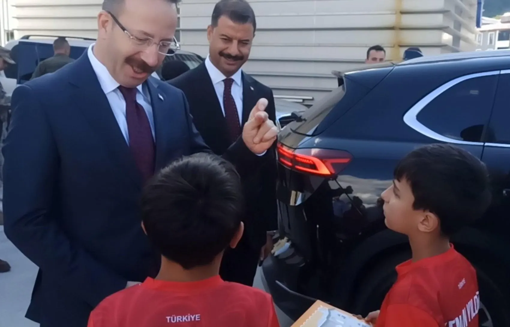 Posof’ta çocukların stat ışığı isteğine validen esprili çözüm