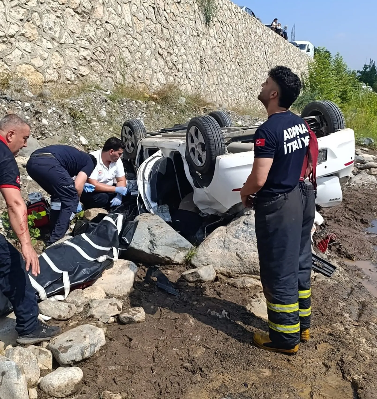 Aladağ'da otomobil dereye uçtu, iki kadın hayatını kaybetti