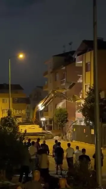 Gece yarısı çatırdadı, sabaha karşı yıkıldı