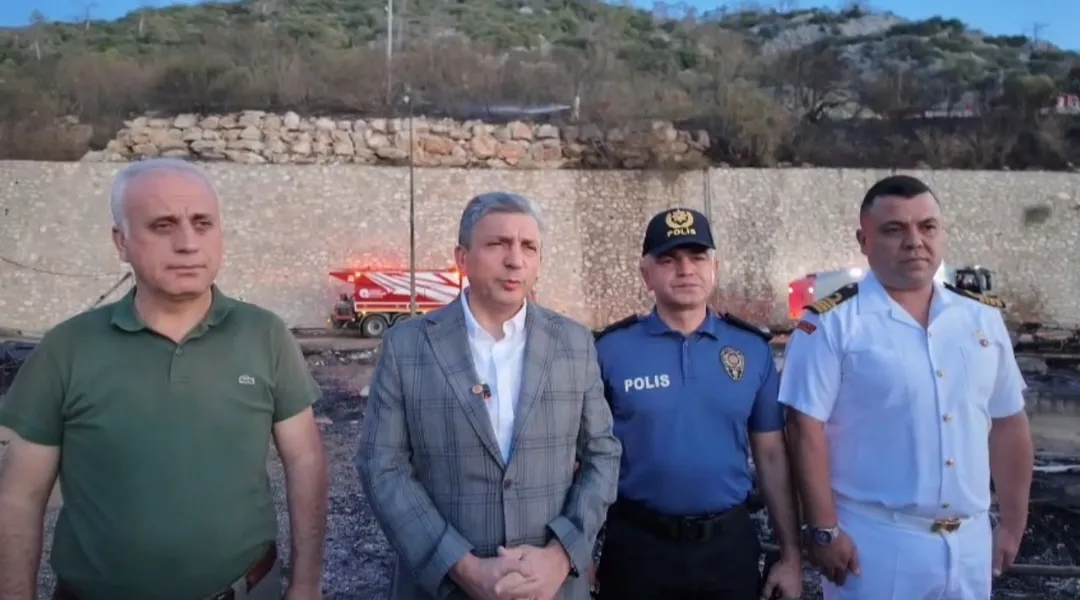 Antalya'da gece yarısı korkutan yangın Balıkçı Barınağı'nda 20'den fazla tekne küle döndü