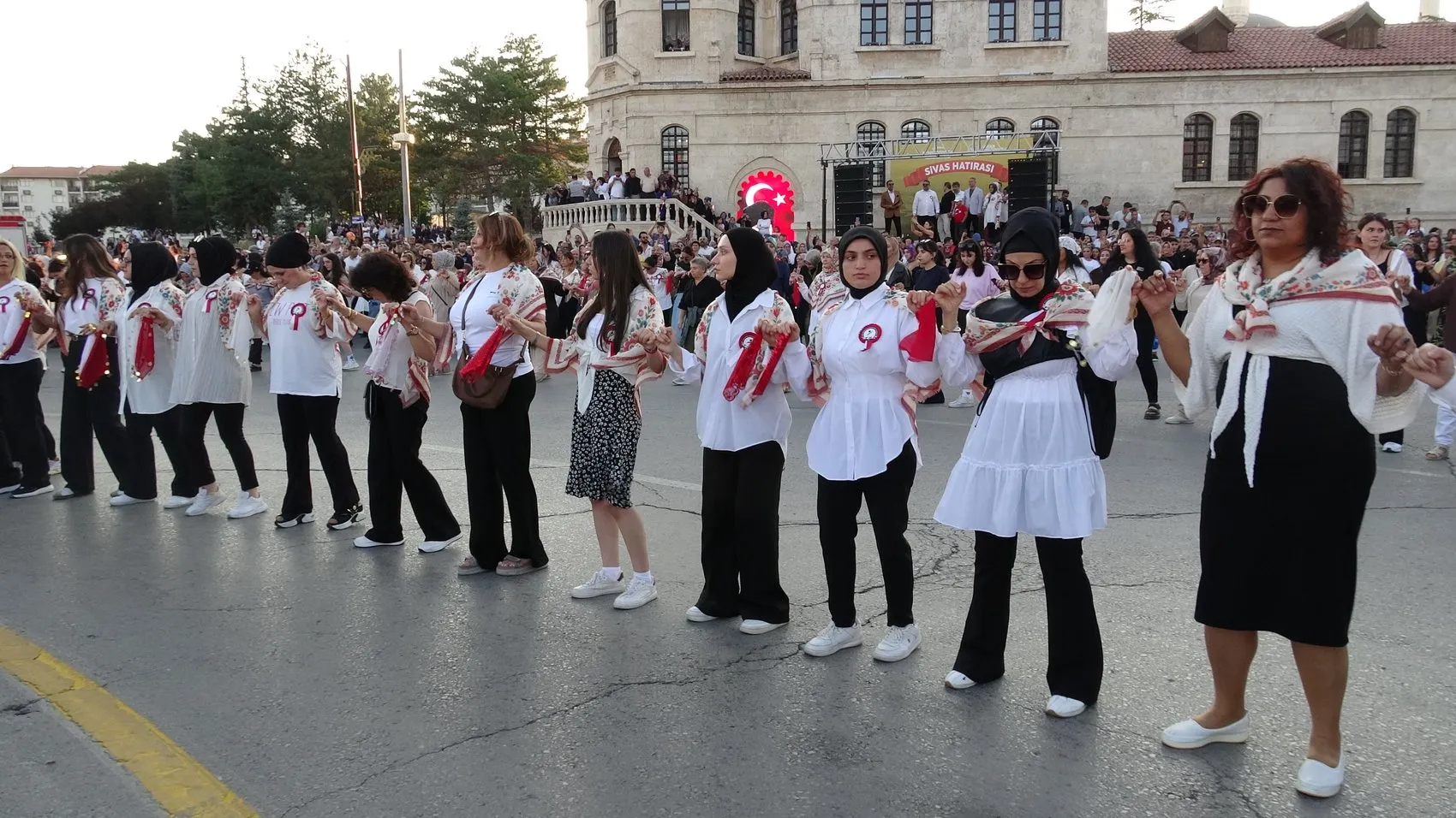 Sivas Meydanı’nda bin kadın tek yürek halay çekti