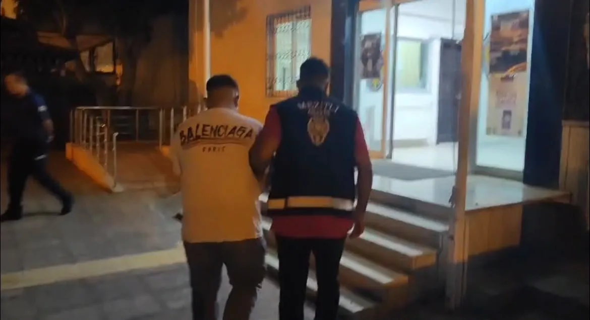 Mersin'de park halindeki araca taşlı saldırı düzenleyen kişi yakalandı