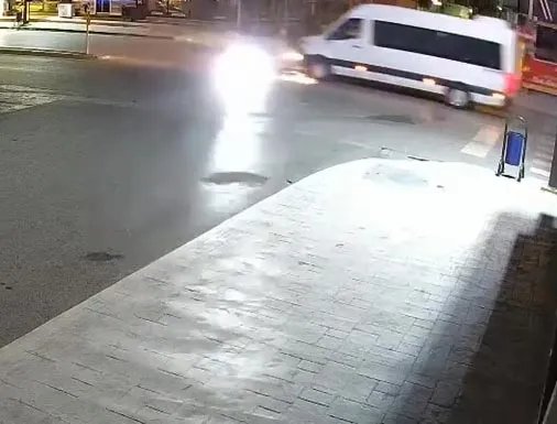 Kartepe’de kavşak kazası güvenlik kamerasına yansıdı