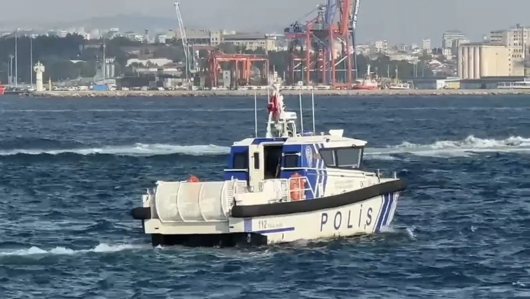 Sarayburnu'nda denize giren iki kardeş boğulma tehlikesi atlattı