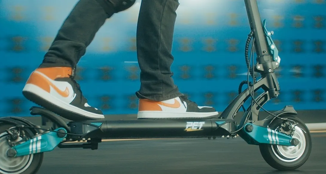 Paris'te e-scooter sürücülerine kask ve yelek zorunluluğu