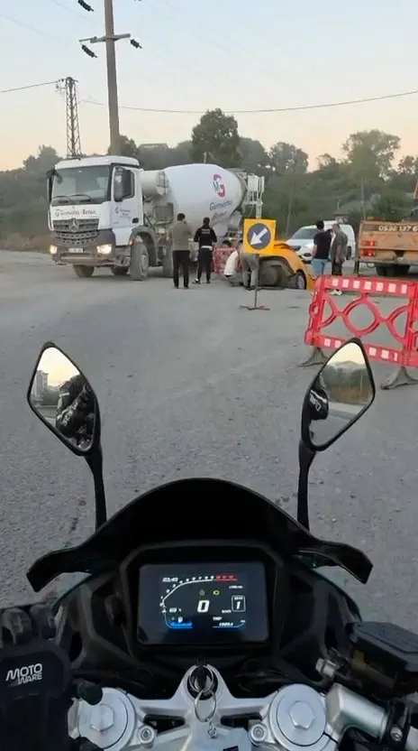 Arnavutköy'de yol çalışması taksiyi yuttu