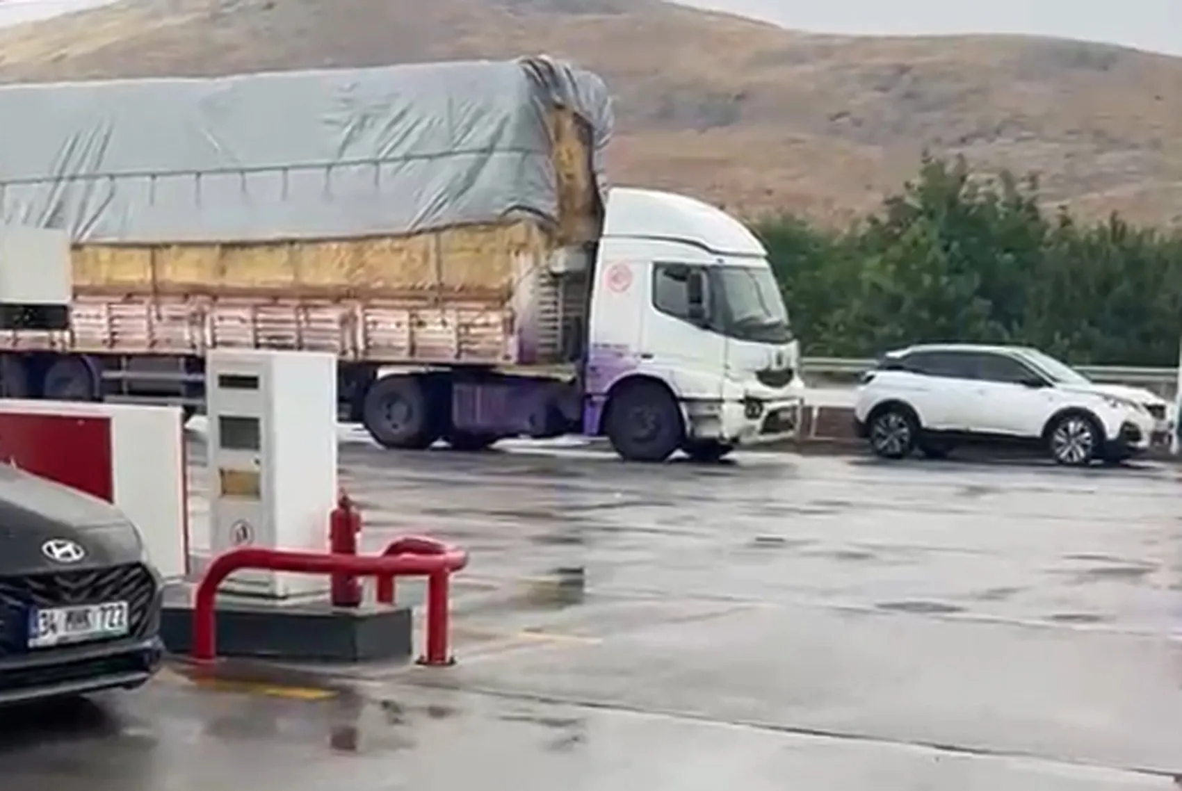 Antalya yolunda kaza Araçlar mora boyandı