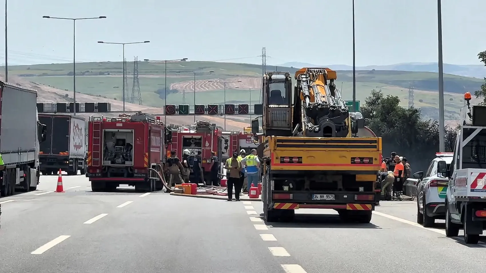 Çatalca yolunda lastik yüklü TIR alevlere teslim oldu