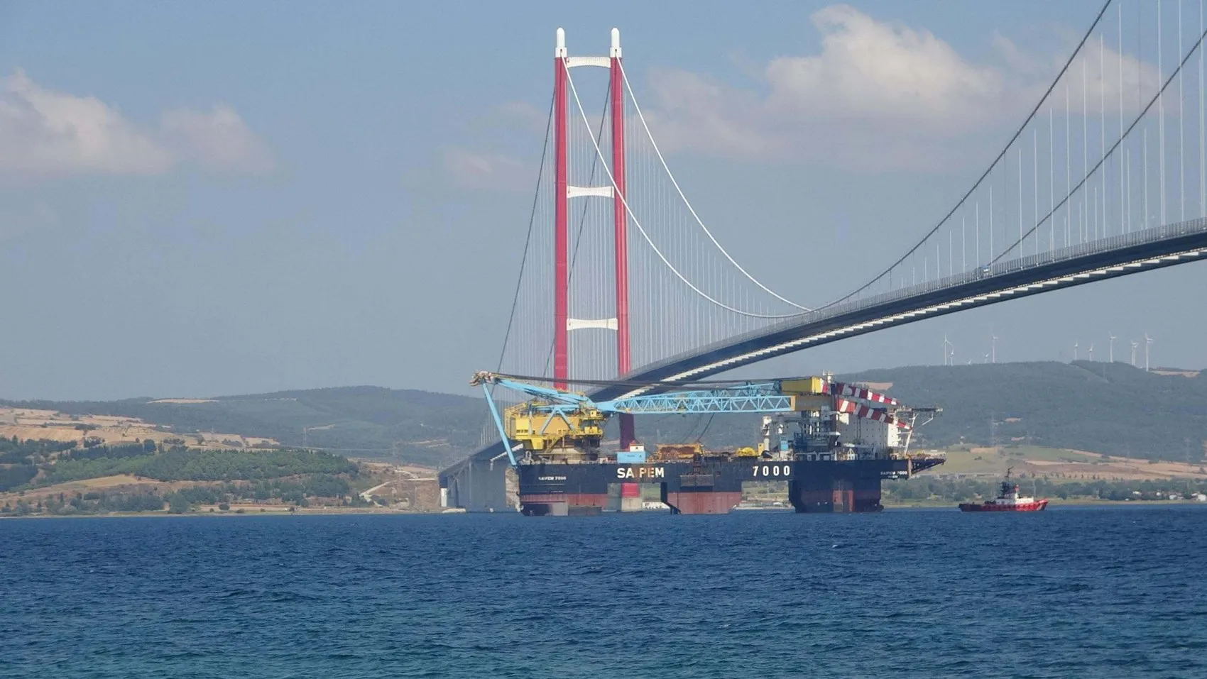 Dünyanın en büyük vinç gemisi Çanakkale Boğazı'ndan geçti