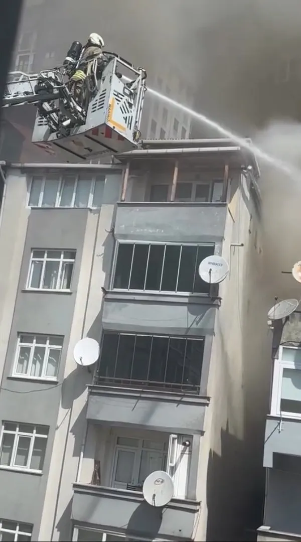 Kağıthane'de korkutan çatı yangını