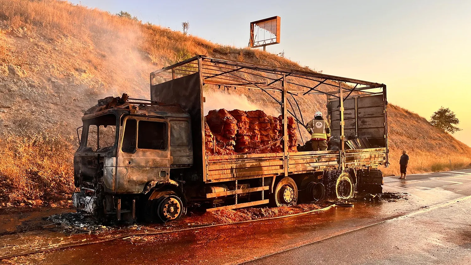 Manisa yolunda seyir halindeki TIR küle döndü