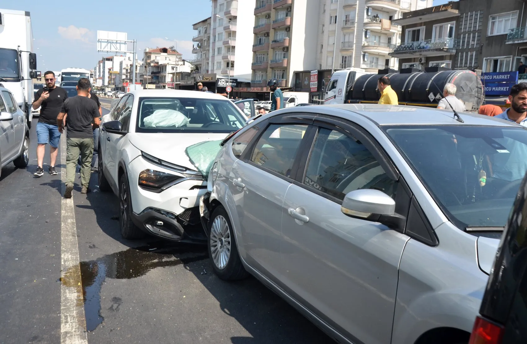 Antalya Serik yolunda beş araç birbirine girdi