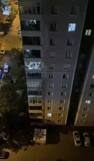 Beylikdüzü’nde sekizinci kattaki balkonda tehlikeli dans