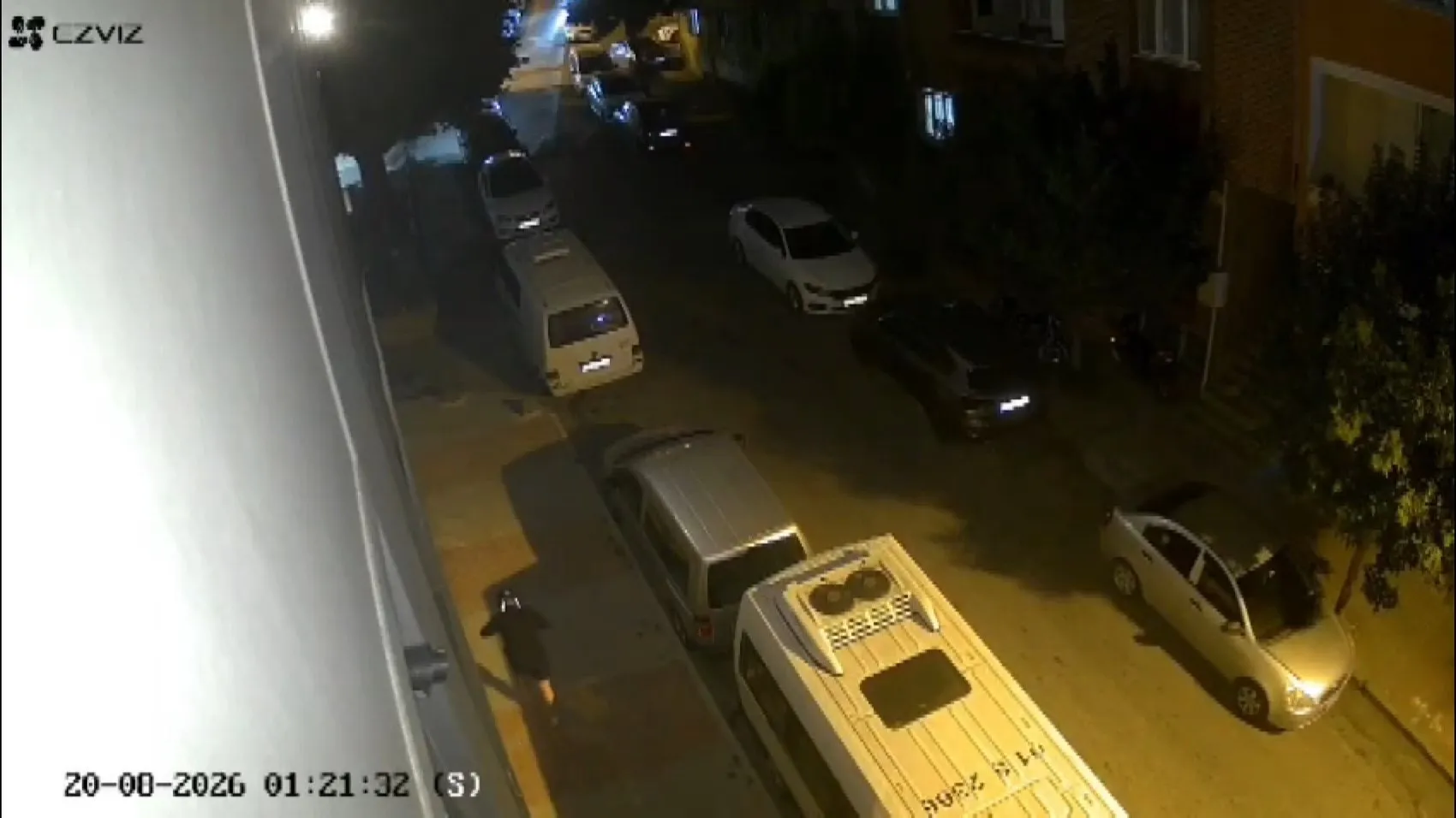 Sultangazi'de gece vakti otomobile kurşun yağdırdılar