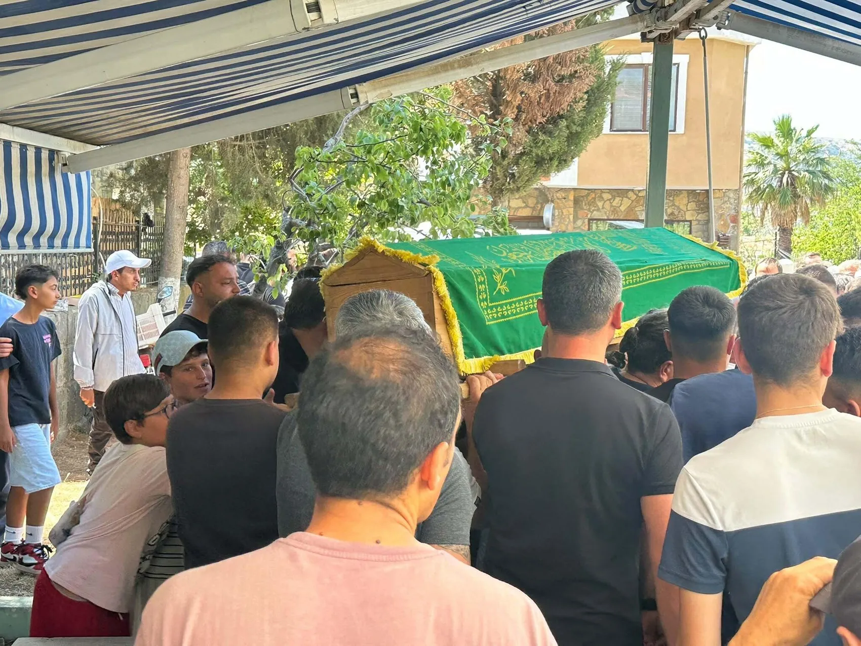 Gökçeada’da motosiklet kazasında hayatını kaybeden 17 yaşındaki Emirhan defnedildi
