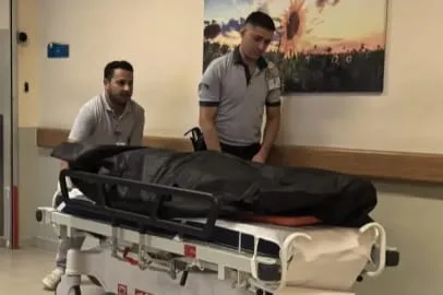 İnegöl'de gece yarısı dehşet Motosiklet sürücüsü önce refüje çarptı, sonra otomobilin altında kaldı