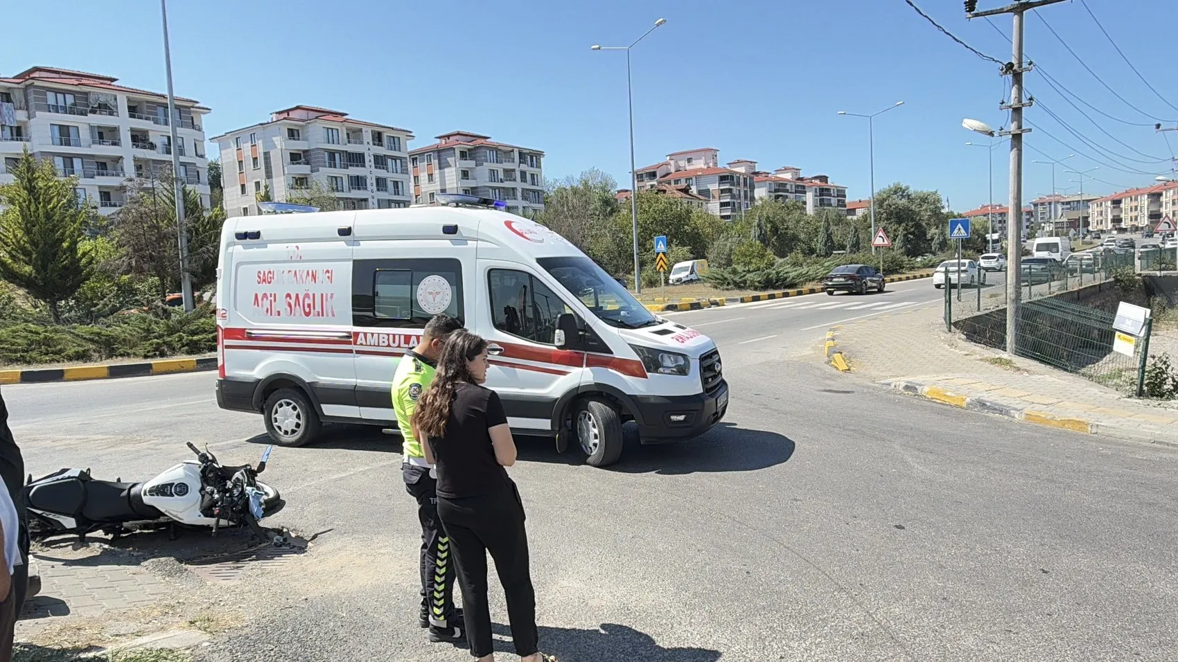 Kavşakta motosiklet ile otomobil çarpıştı, o anlar kamerada