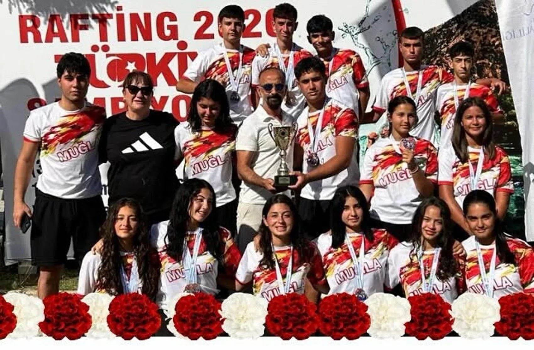 Dalamanlı öğrencilerin rafting başarısı teknoloji bağımlılığını bitirdi