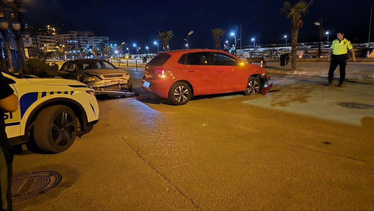 Gece yarısı feci kaza 4 yaralı, sürücü kaçtı