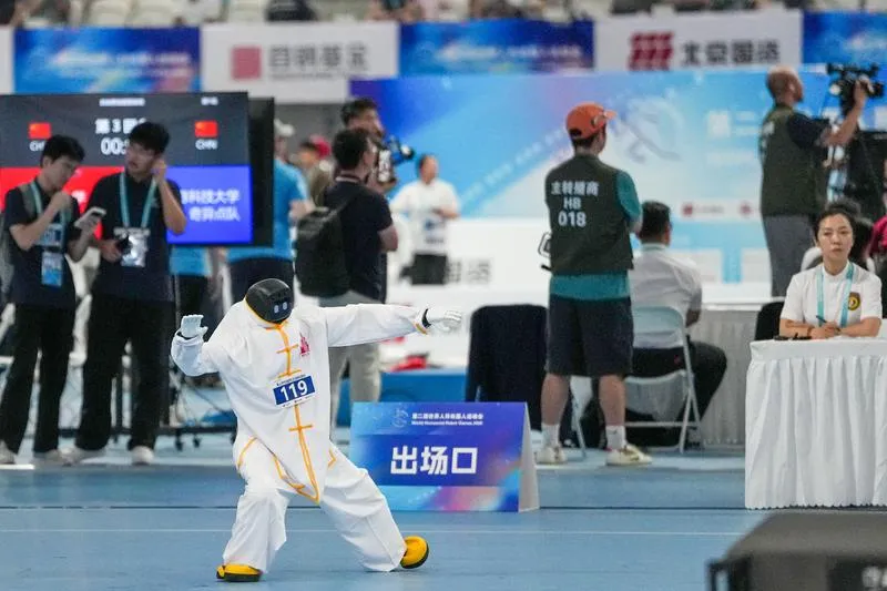 Robotlar Olimpiyatı Pekin'de Futbol, kick boks, garsonluk var