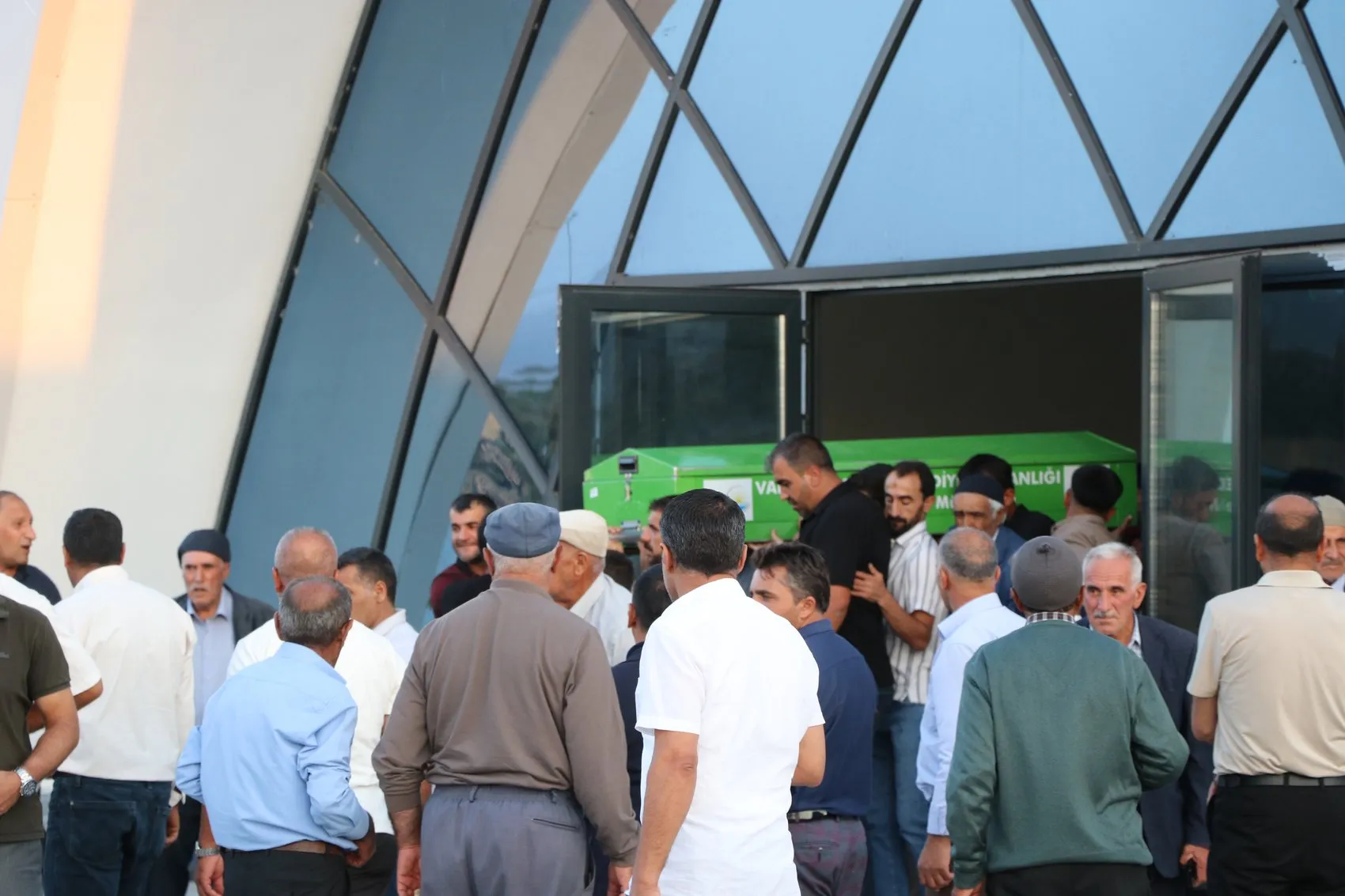 Van Gölü'ndeki acı olayda iki kardeş son yolculuğuna uğurlandı