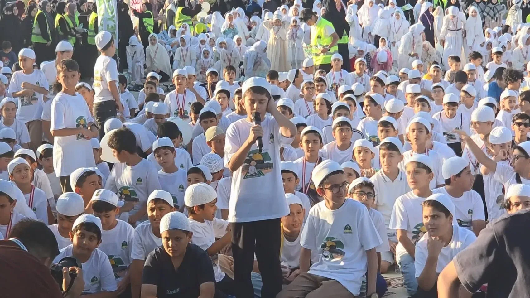 Başakşehir’de yüzlerce çocuk namaz eğitimi sonrası bir araya geldi