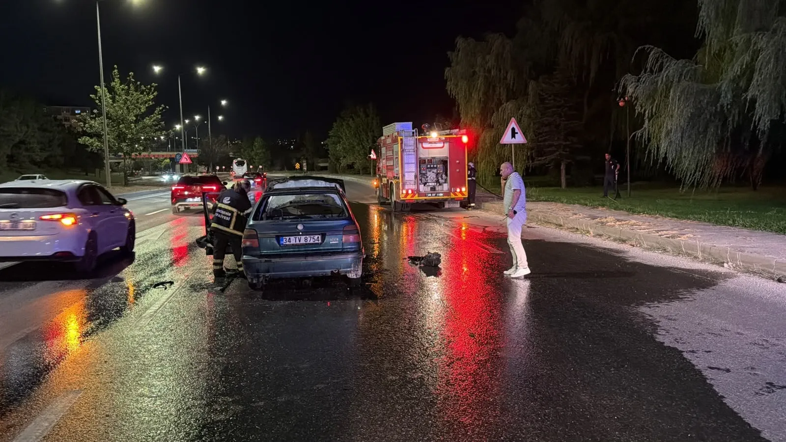 Eskişehir yolunda otomobil alev topuna döndü