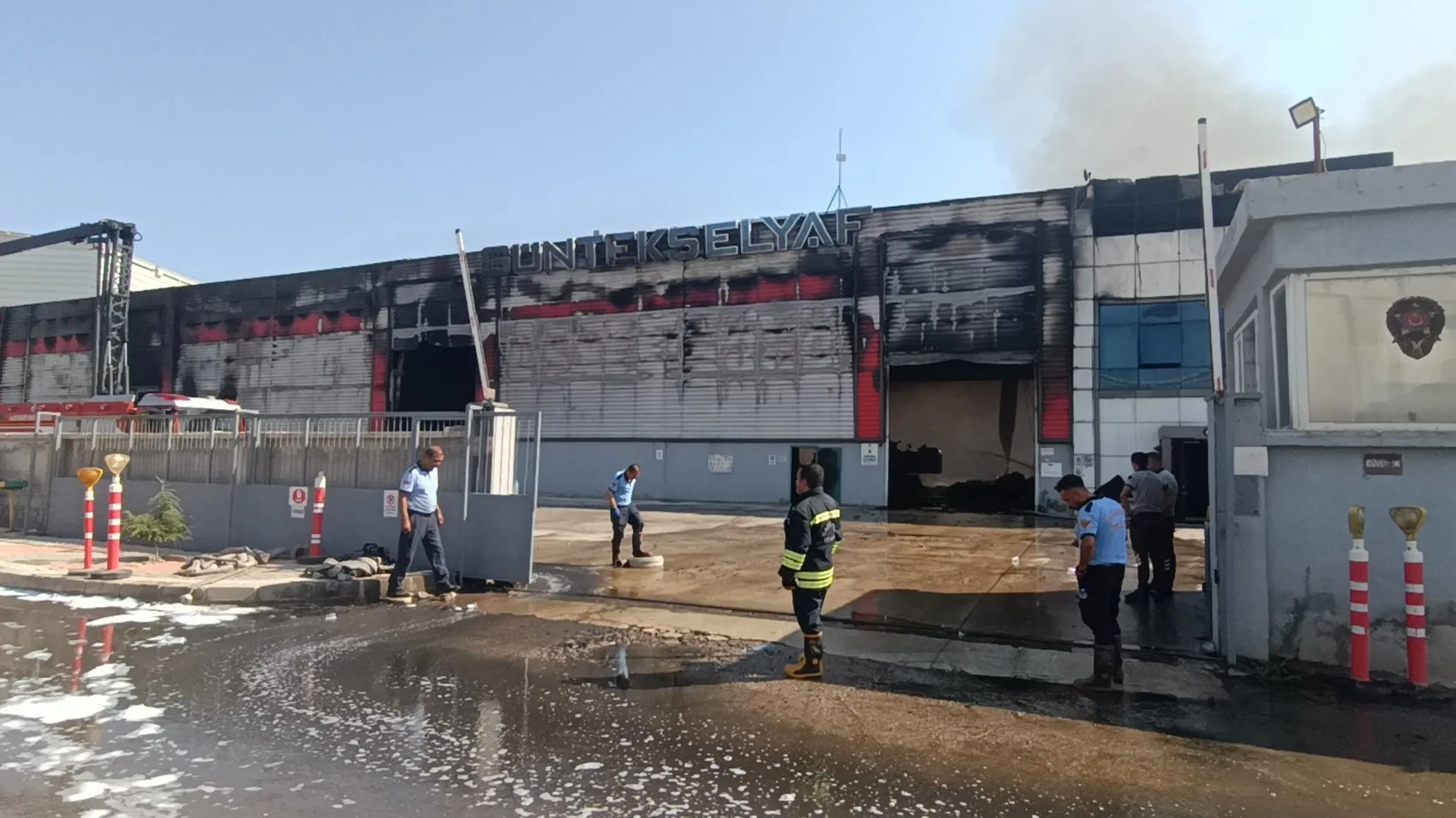 Elyaf fabrikasında gece yarısı yangın, 2 işçi dumandan etkilendi