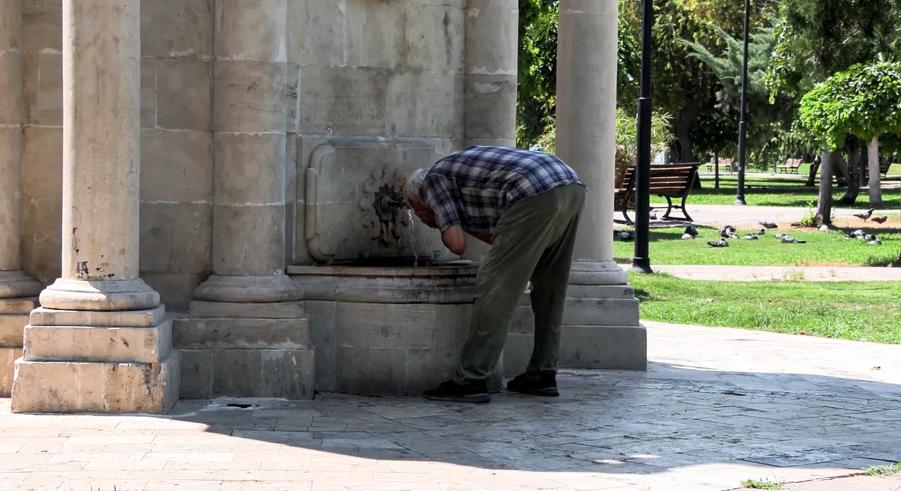 Adana’da kavurucu sıcaklar hayatı durma noktasına getirdi