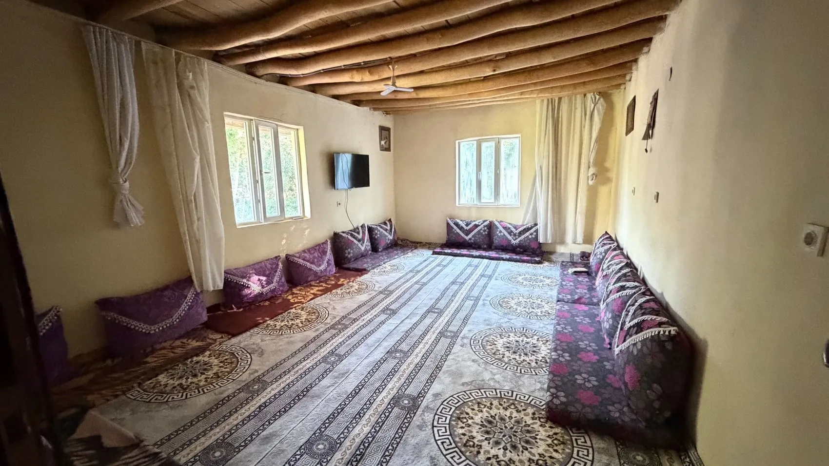 Hakkari'de yer minderiyle kazanılan fen lisesi başarısı, tek odalı evi şantiyeye çevirdi