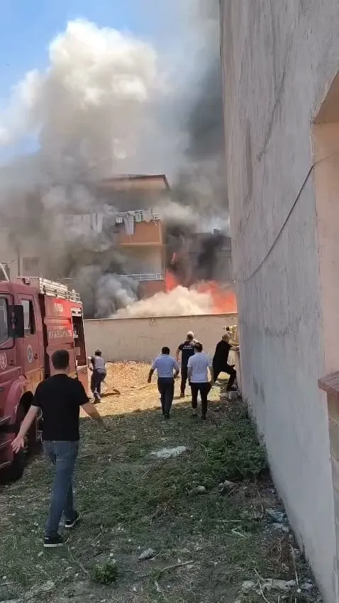 İnegöl'de bir depo yangını apartmanı küle çevirdi