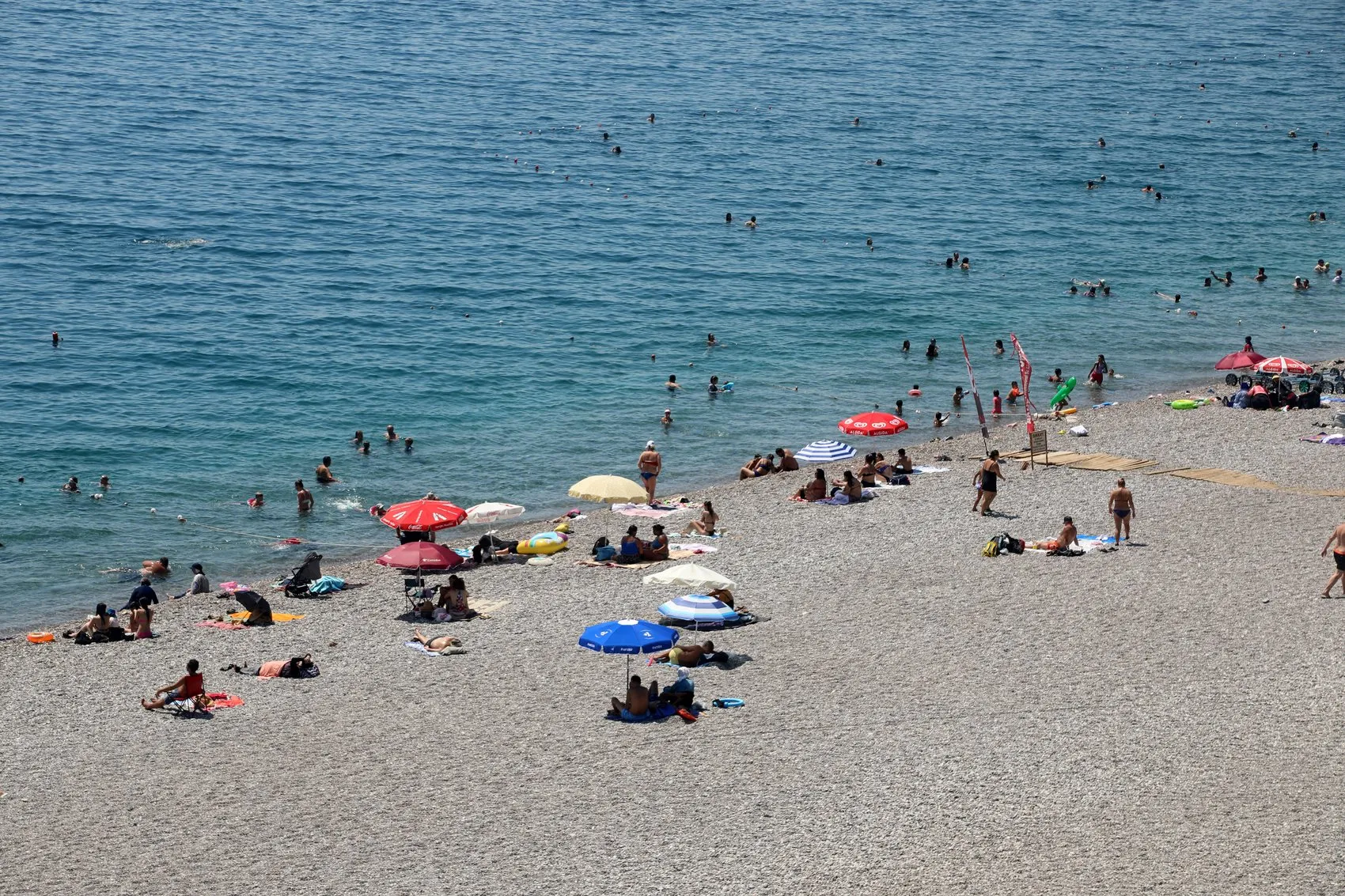 Antalya kavurucu sıcakla tanıştı meydanlar boşaldı