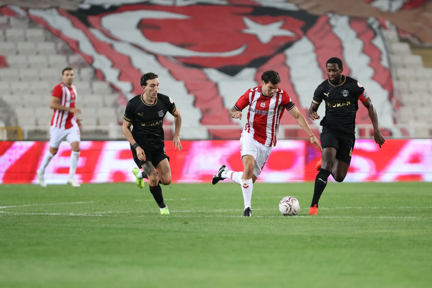 Manaj'dan iki gol, Sivasspor'a bir puan