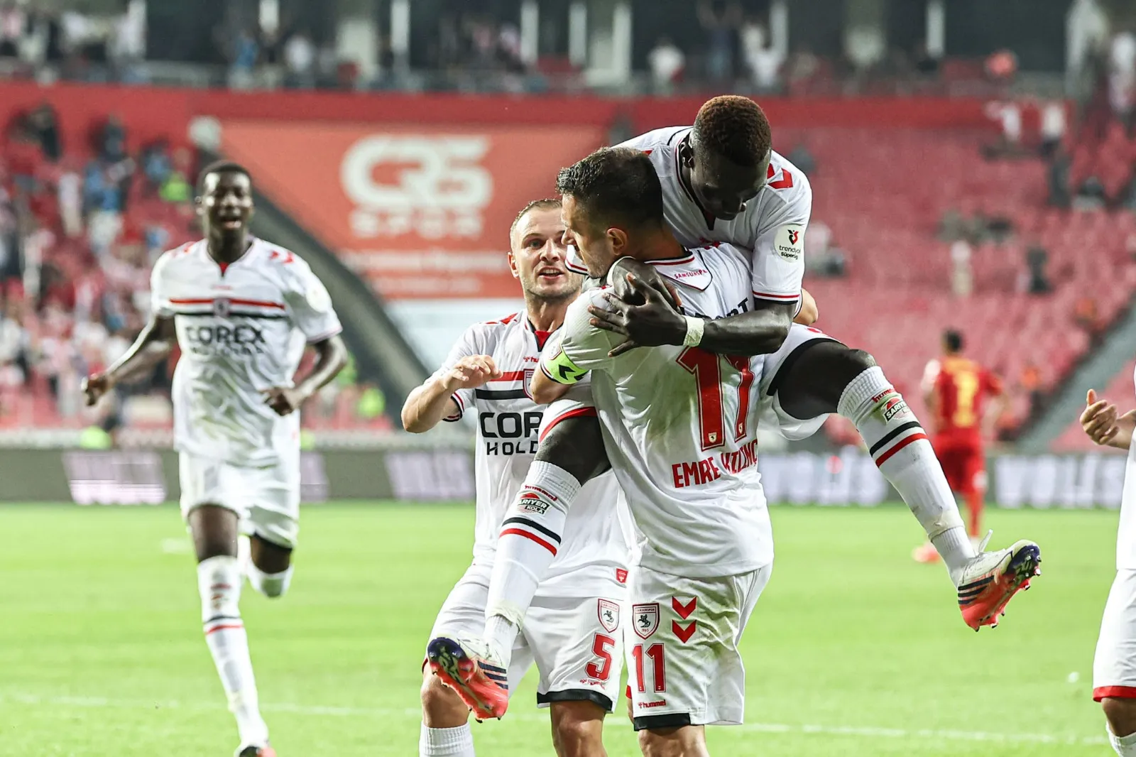 Samsunspor ve Göztepe gol düellosunda puanları paylaştı
