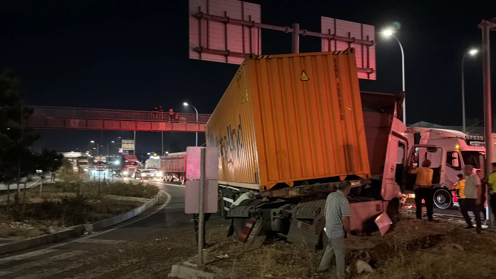 TIR refüje çıktı, sürücü sıkıştı, itfaiye seferber oldu