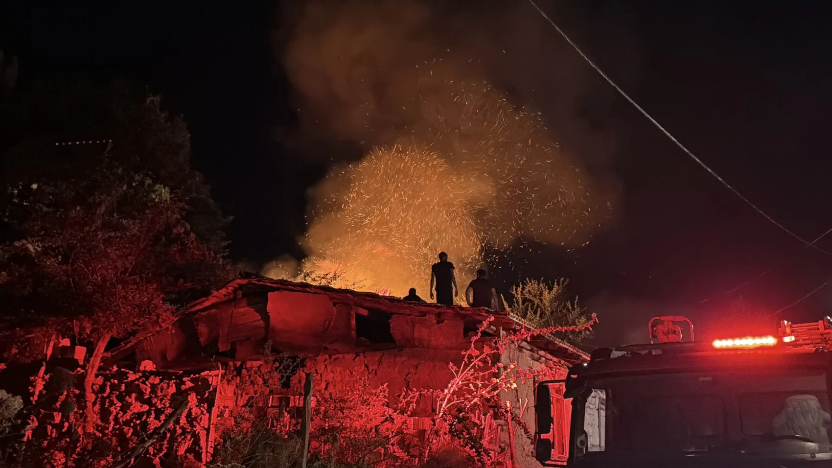 Kütahya'da bahçede başlayan yangın evi küle çevirdi