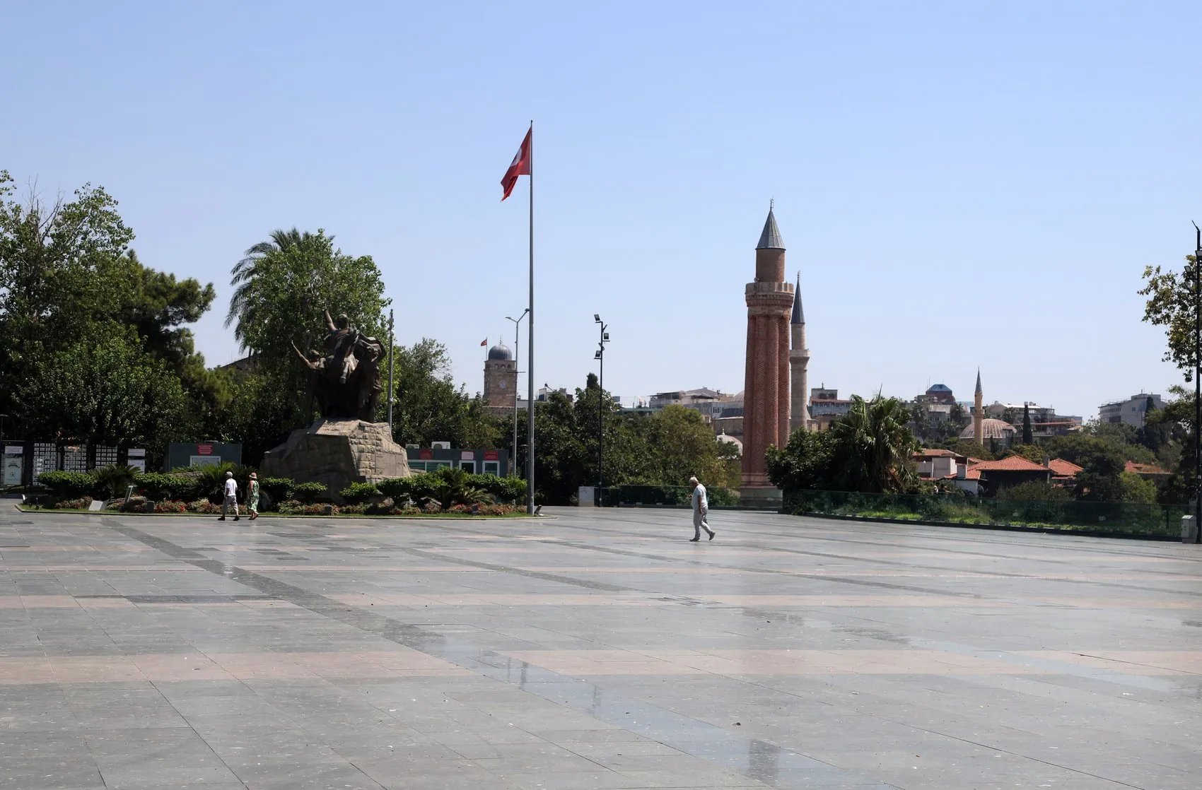 Antalya kavurucu sıcakla tanıştı meydanlar boşaldı
