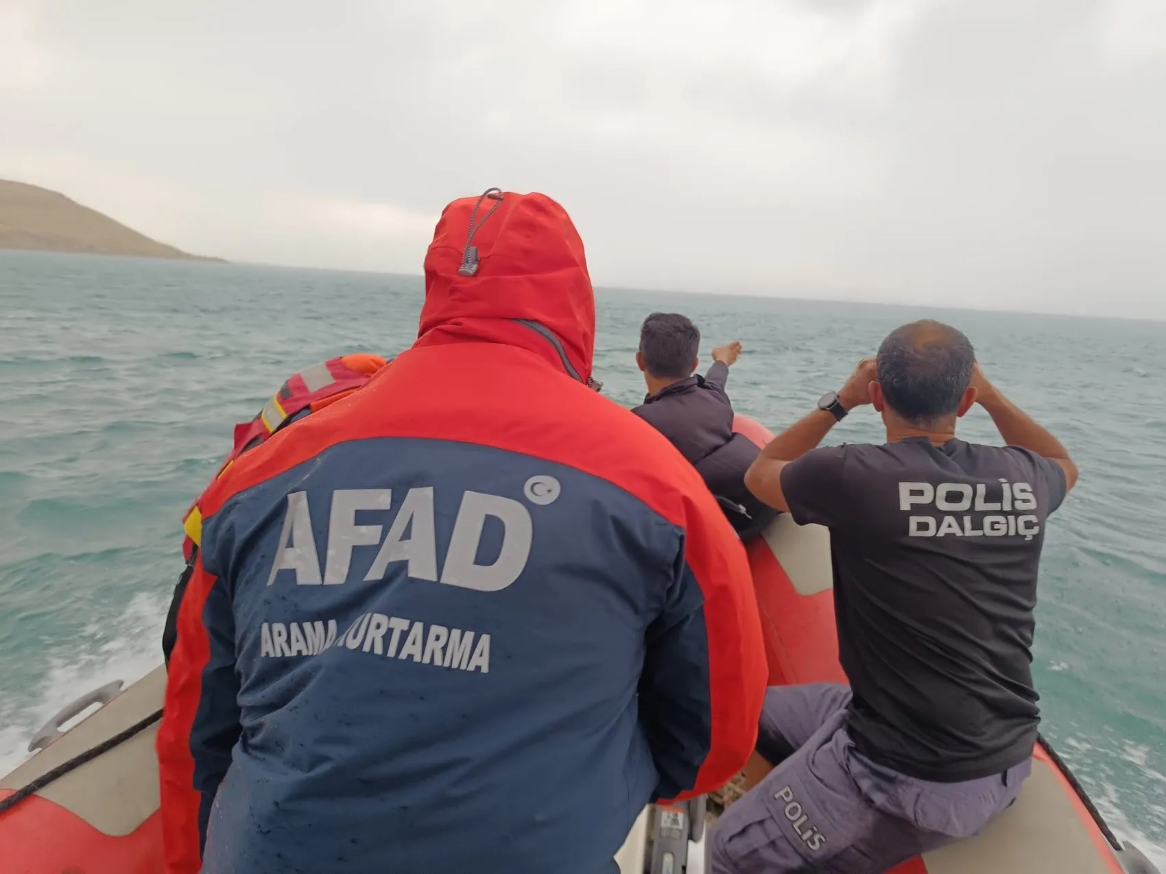 Piknik keyfi kabusa dönüştü: Van Gölü'nde can simidiyle sürüklenen 3 kişi ölümden döndü