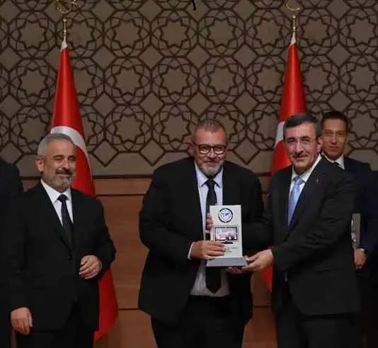 Uzak Şehir dizisine yılın en iyisi ödülü verildi
