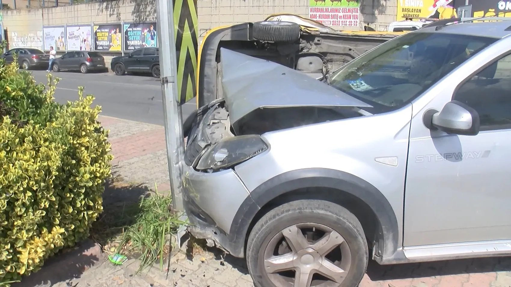 Güngören'de kaza anı Taksi devrildi, yolcu itfaiyenin müdahalesiyle kurtarıldı