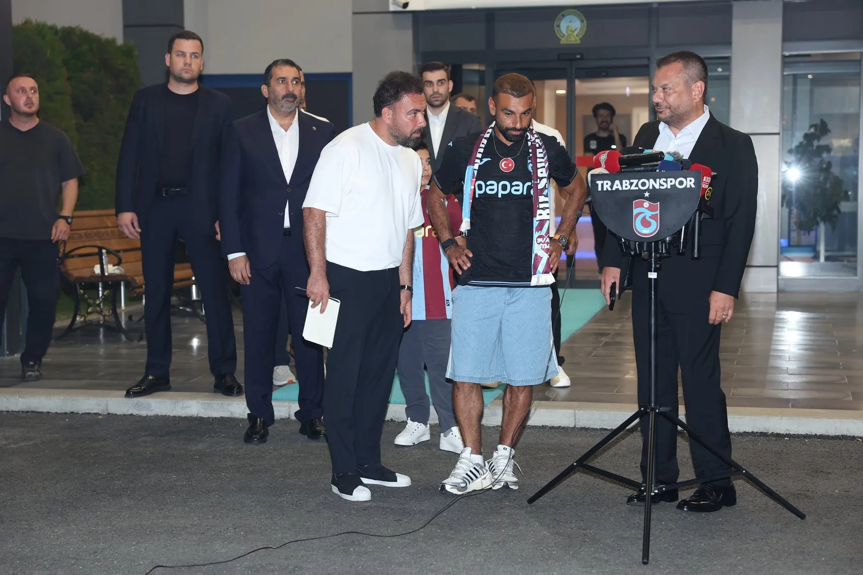 Trabzonspor dünya yıldızı Mohamed Salah’ı dev bir kalabalıkla karşıladı