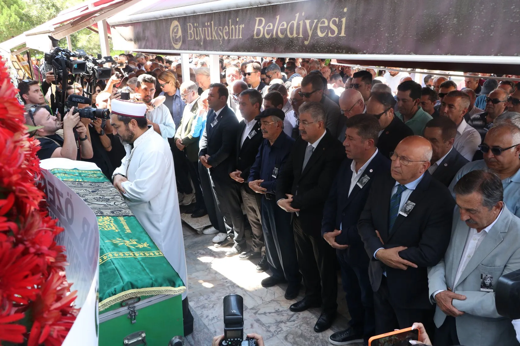 Özgür Özel Eskişehir'de acılı gününde Büyükerşen'i yalnız bırakmadı