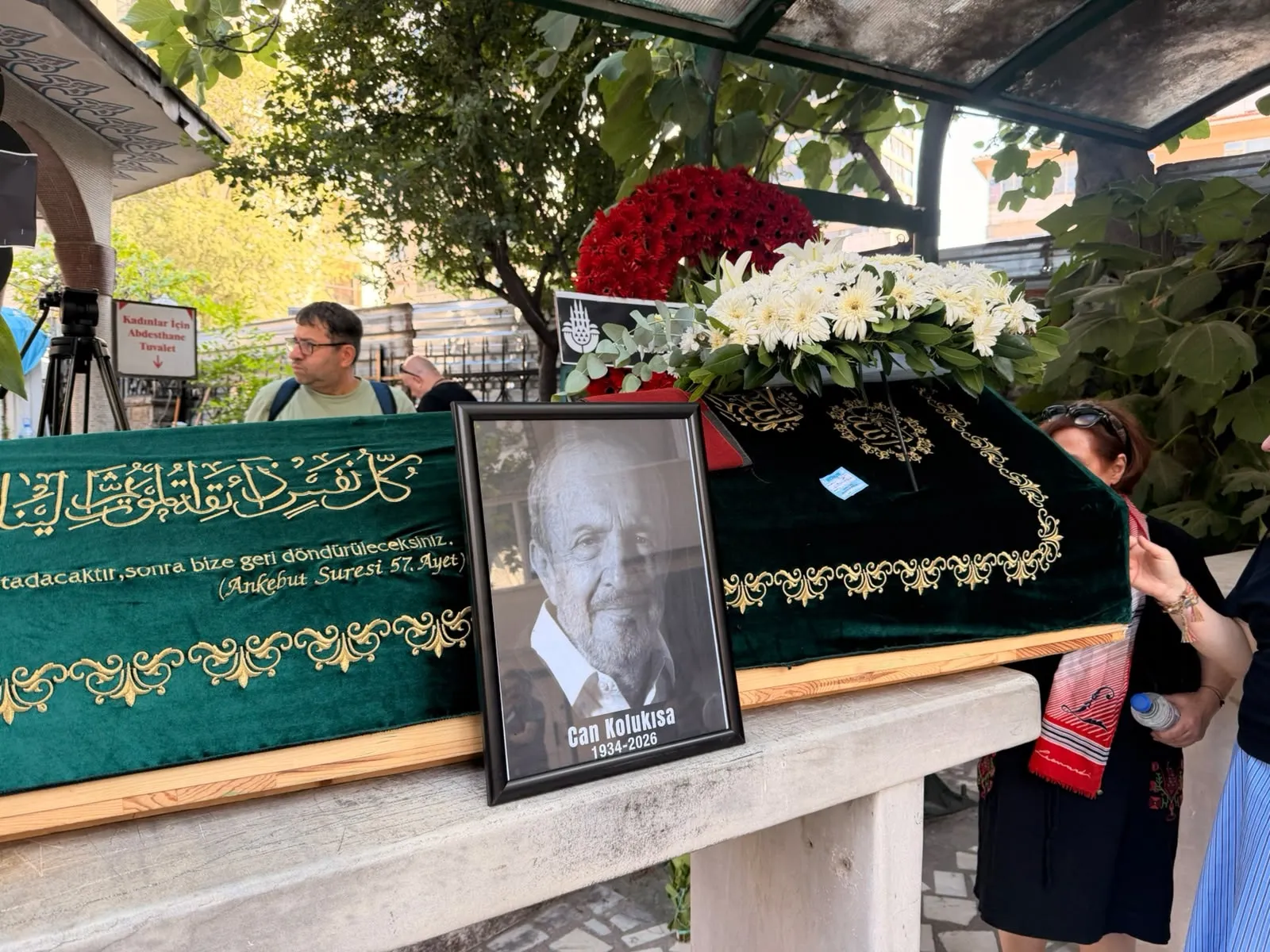 Türk tiyatrosunun çınarı Can Kolukısa veda etti